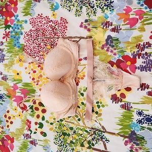 Adorable Bra set. Top 34b Bottom Small.